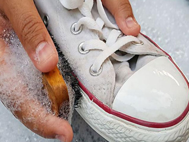 Cách vệ sinh giày trắng bị ố vàng lâu ngày dứt điểm tại nhà