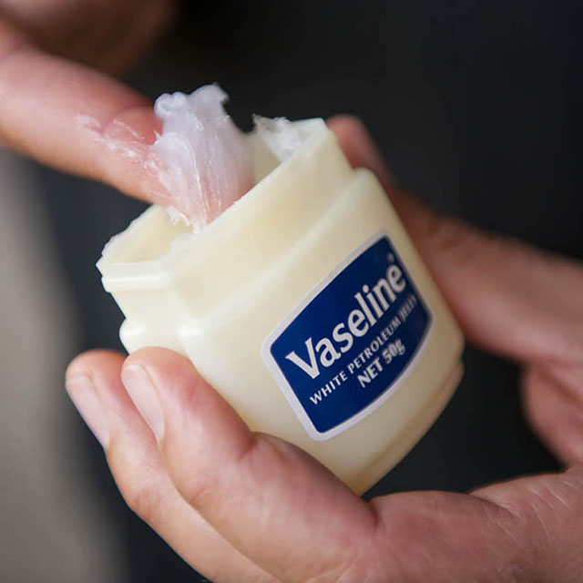 Tẩy sạch vết ố bằng Vaseline 