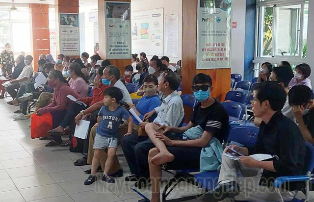 Tại Bệnh viện Mắt tại Đà Nẵng rất đông người đến khám đau mắt đỏ