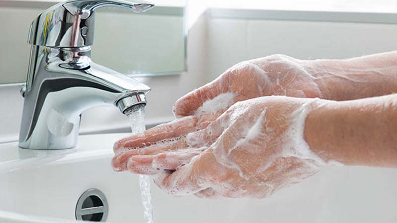 Rửa sạch tay khi tiếp xúc với người bị bệnh