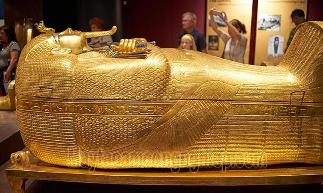 Pharaoh Tutankhamun và quan tài của ông