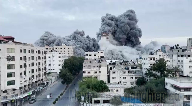 Một tòa chung cư ở Gaza bị không kích của Israel
