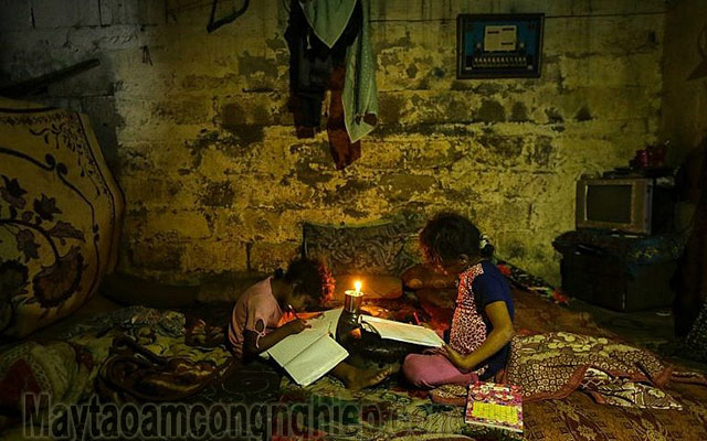 Trẻ em sống trong dải Gaza phải học bài dưới nến