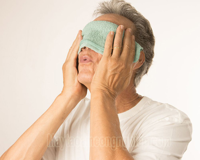 Chườm ấm cũng là cách chữa đau mắt đỏ hữu hiệu
