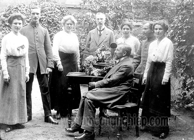 Hình ảnh được chụp vào năm 1916 này bao gồm Hedwig Kohn (ngoài cùng bên trái) và người thầy Otto Lummer (ngồi)