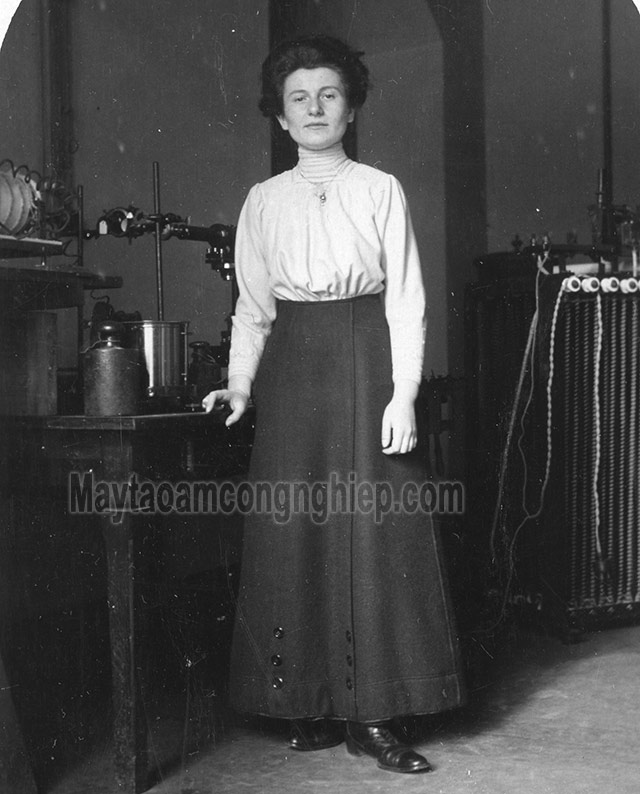 Hedwig Kohn tại Viện Vật lý Đại học Breslau hình ảnh được chụp vào khoảng năm 1912
