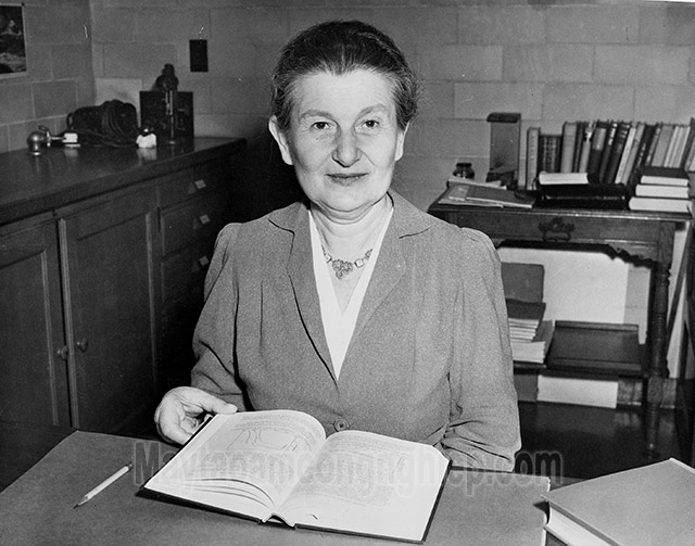 Nhà vật lý Hedwig Kohn ở văn phòng của mình vào năm 1947