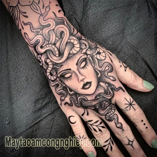 Xăm hình Medusa ở bàn tay