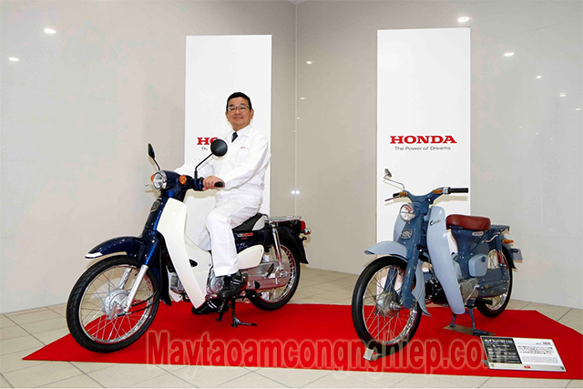 Chủ tịch, Giám đốc điều hành Honda - Takahiro Hachigo chụp ảnh nhân dịp 100 triệu xe Cub được bán ra