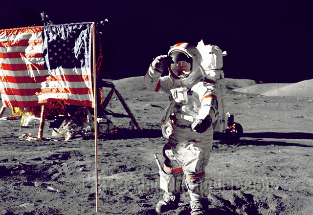 Neil Armstrong là người đầu tiên đặt chân lên Mặt trăng